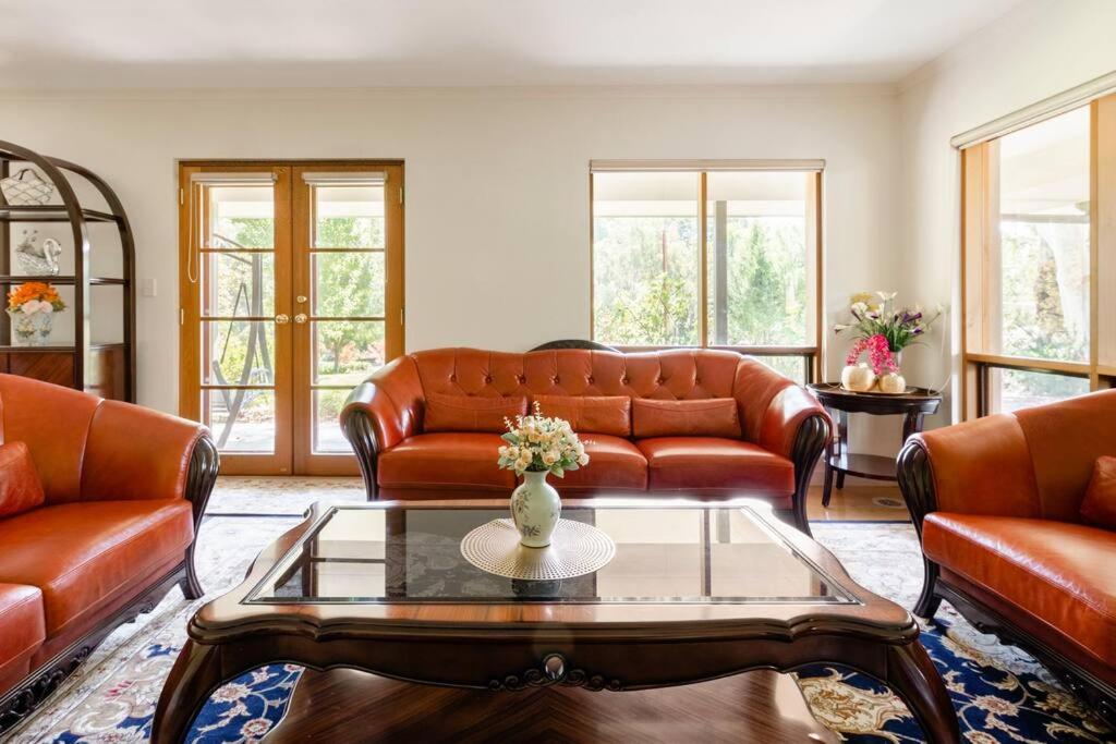 Peaceful 4-Bedroom Vineyard Retreat in Hahndorf