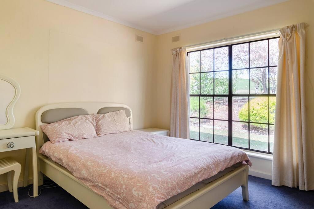 Peaceful 4-Bedroom Vineyard Retreat in Hahndorf