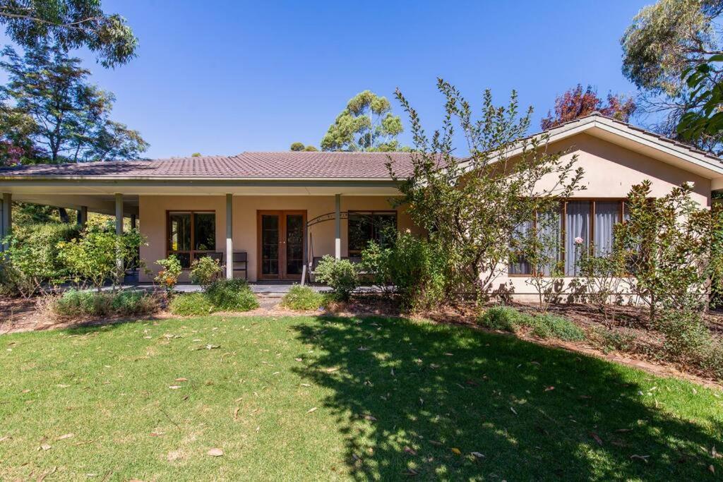 Peaceful 4-Bedroom Vineyard Retreat in Hahndorf