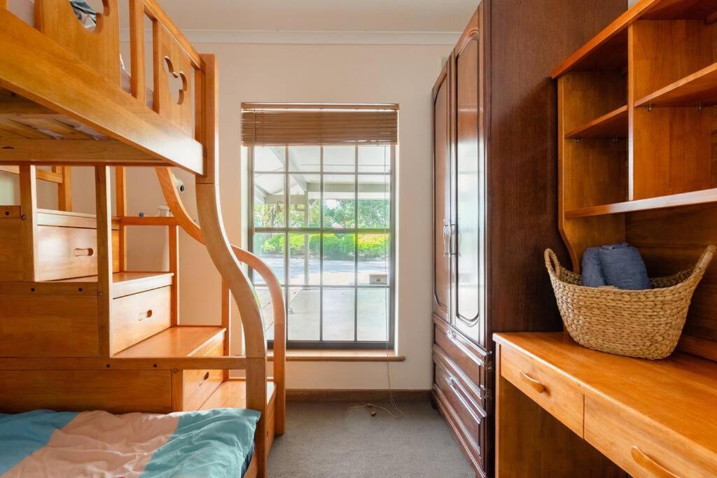 Peaceful 4-Bedroom Vineyard Retreat in Hahndorf