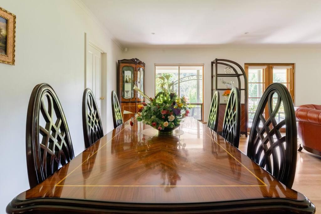 Peaceful 4-Bedroom Vineyard Retreat in Hahndorf