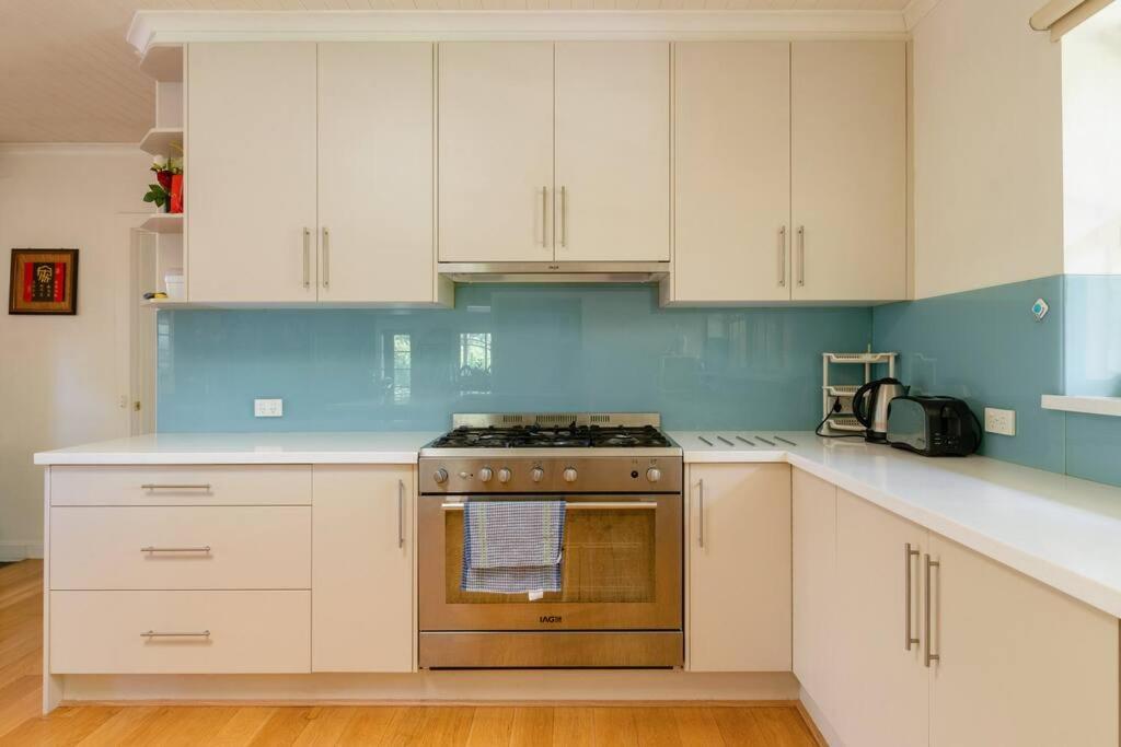 Peaceful 4-Bedroom Vineyard Retreat in Hahndorf