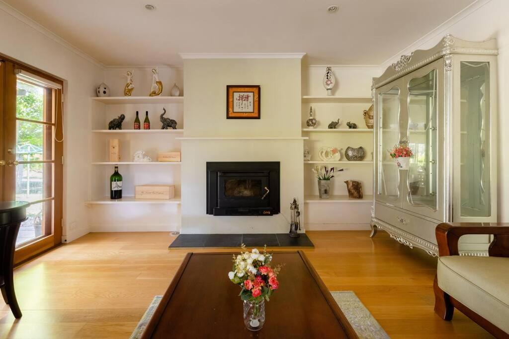 Peaceful 4-Bedroom Vineyard Retreat in Hahndorf