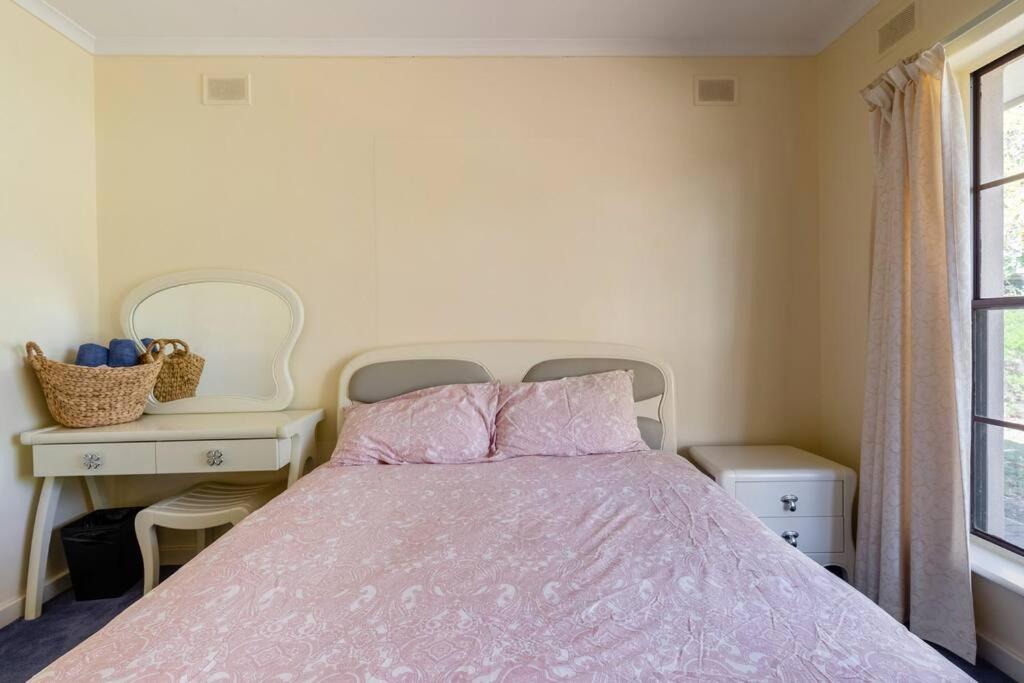 Peaceful 4-Bedroom Vineyard Retreat in Hahndorf