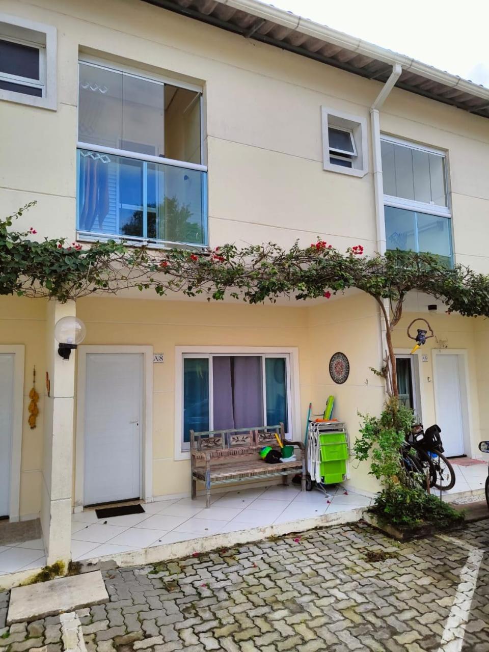 CASA EM CONDOMÍNIO ARBORIZADO PERTO DA PRAIA Confortável e Espaçosa