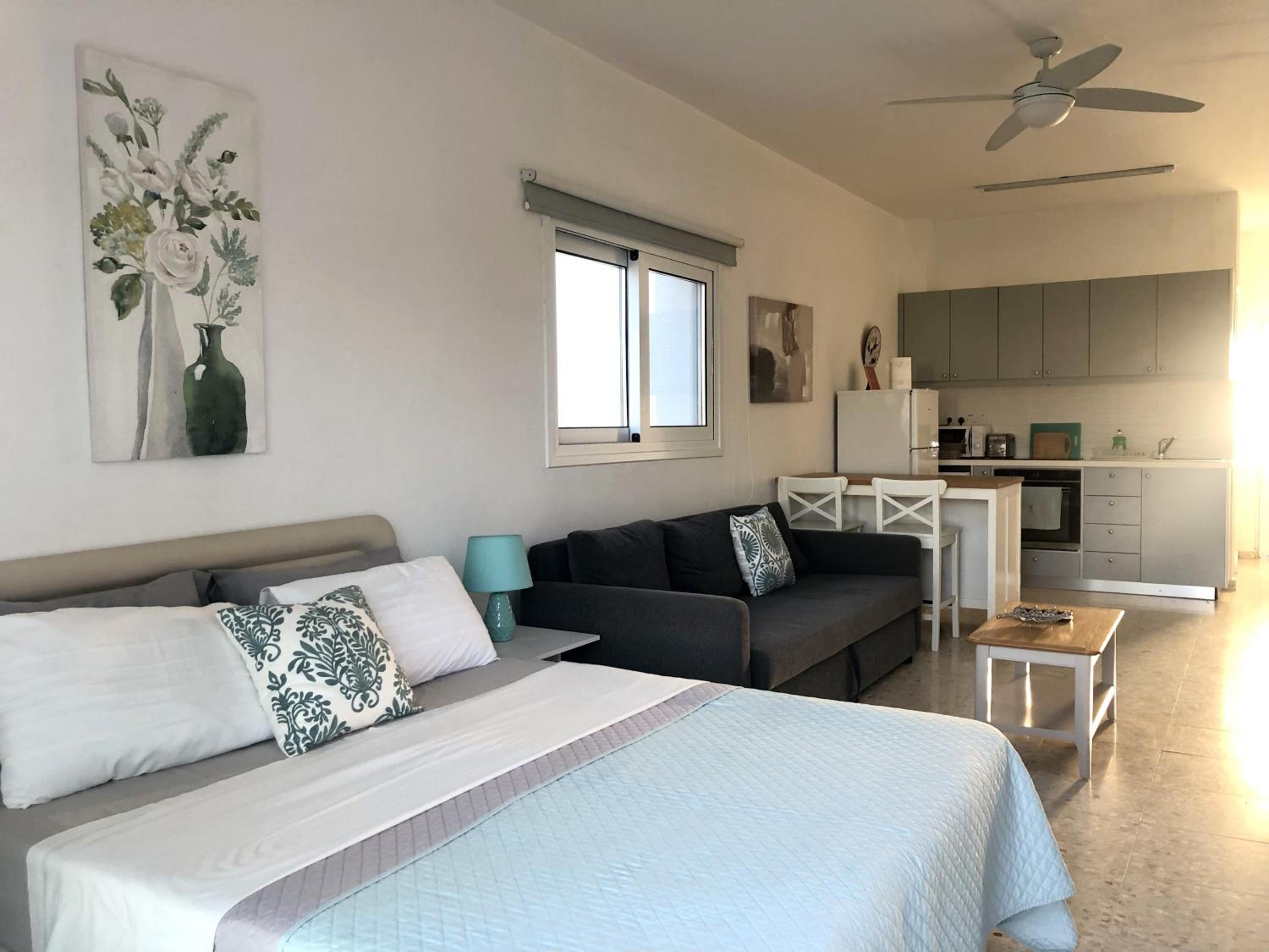 White House studio with sea view and parking