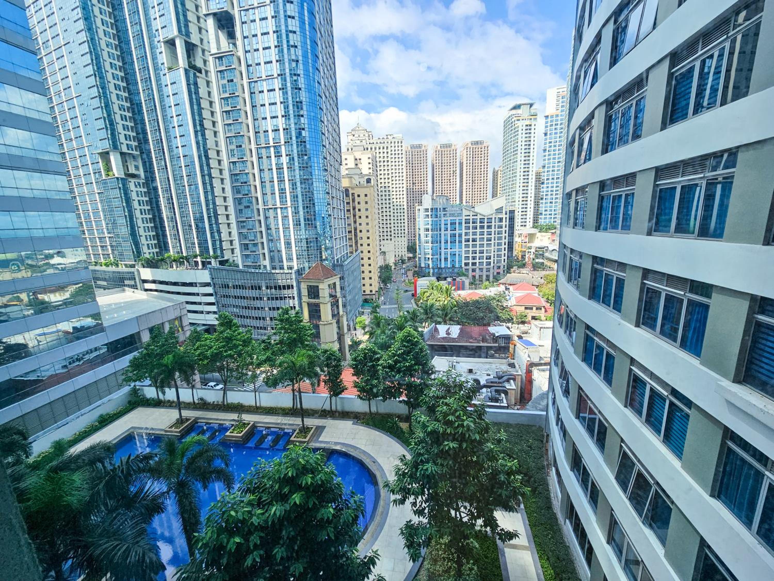 Cozy City view Free swim and gym