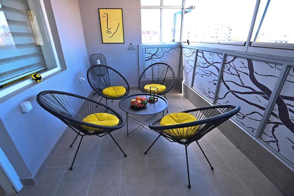 SUNNY DOWNTOWN APARTMENt view 5
