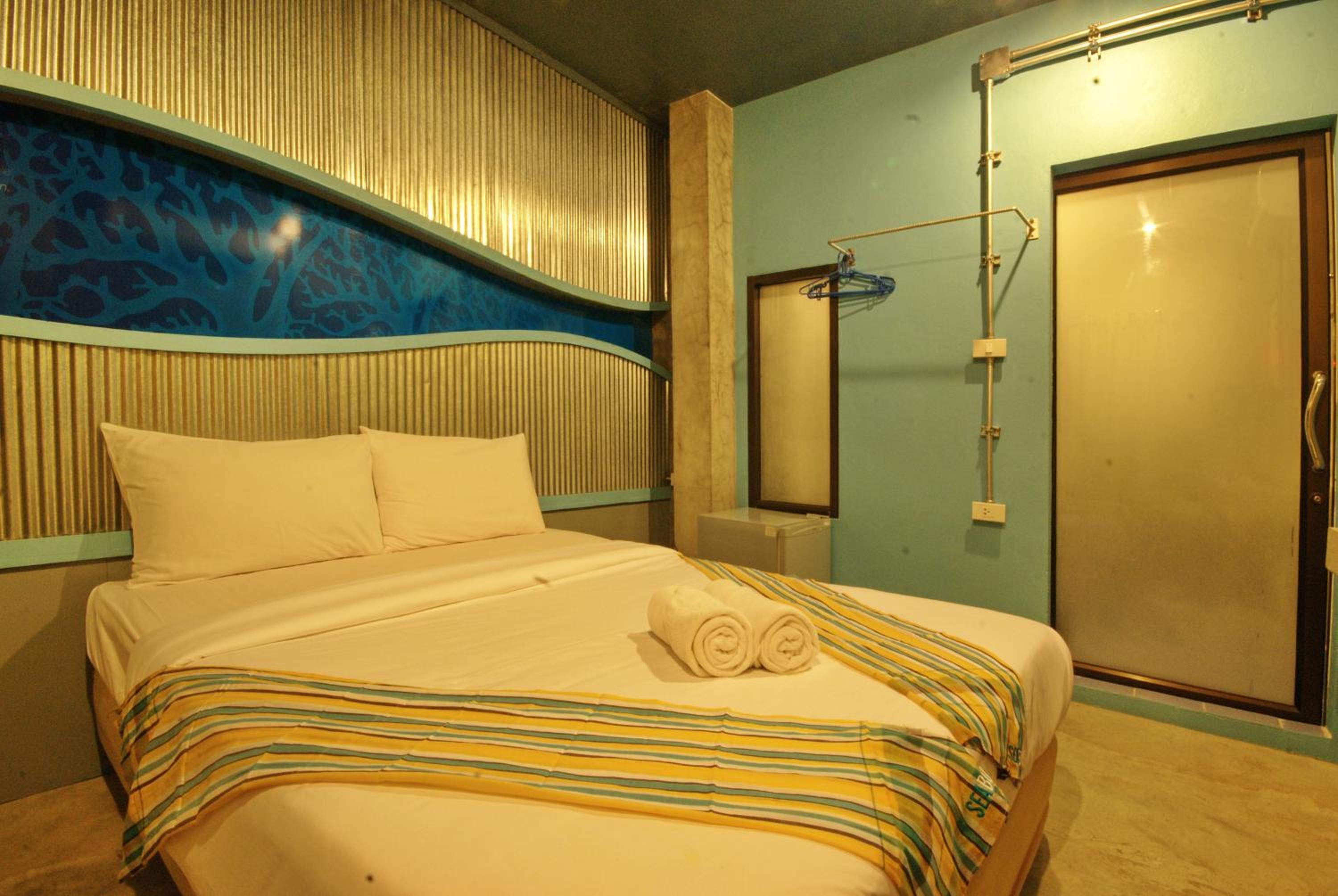 Seabox Khaolak Hostel