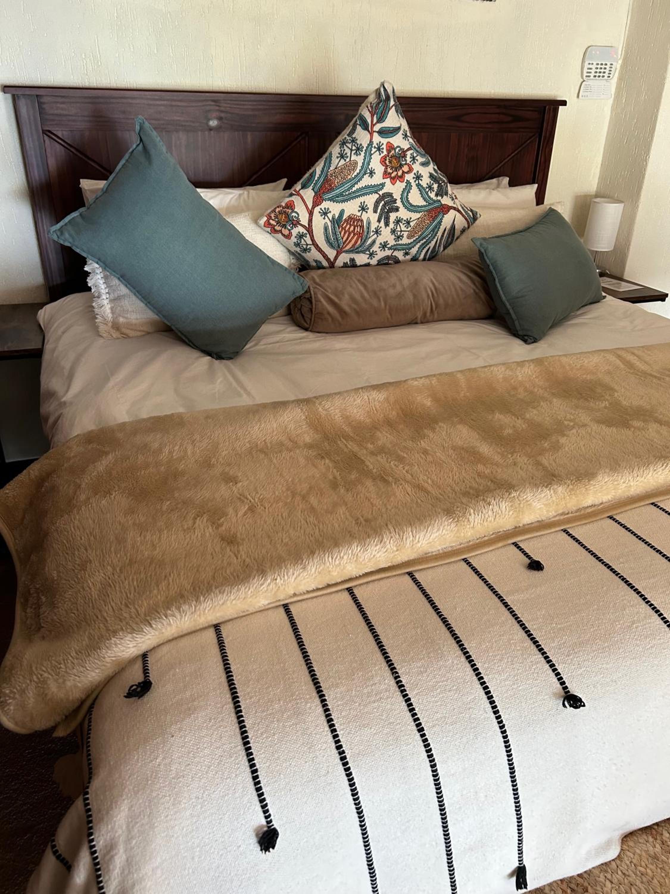 Luxury Boutique Nature Stay! Northcliff - Sunset Views, Solar, Work, Pool