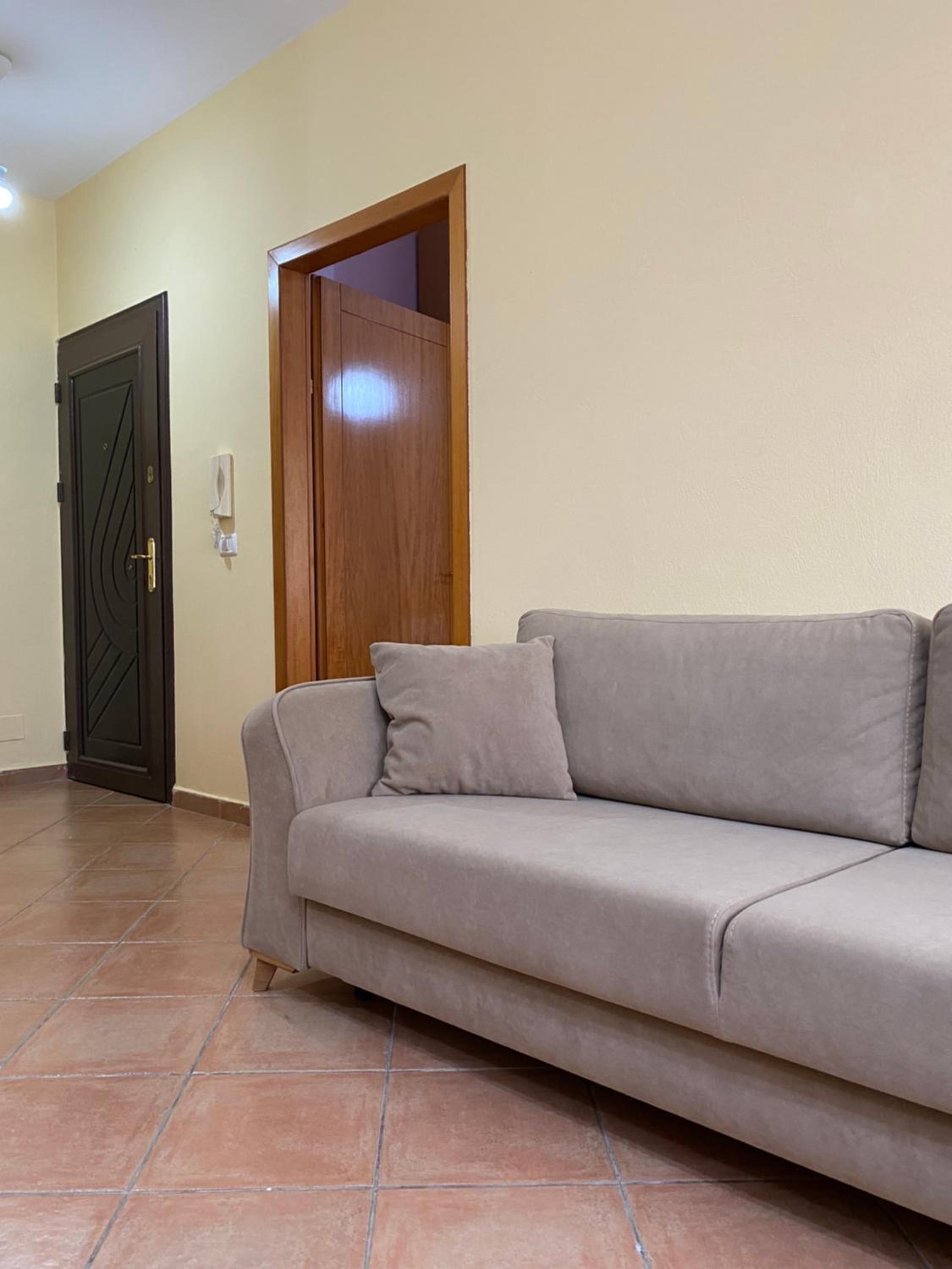 Comfy One-bedroom Flat in Golem, 1BR, 2 Sofas