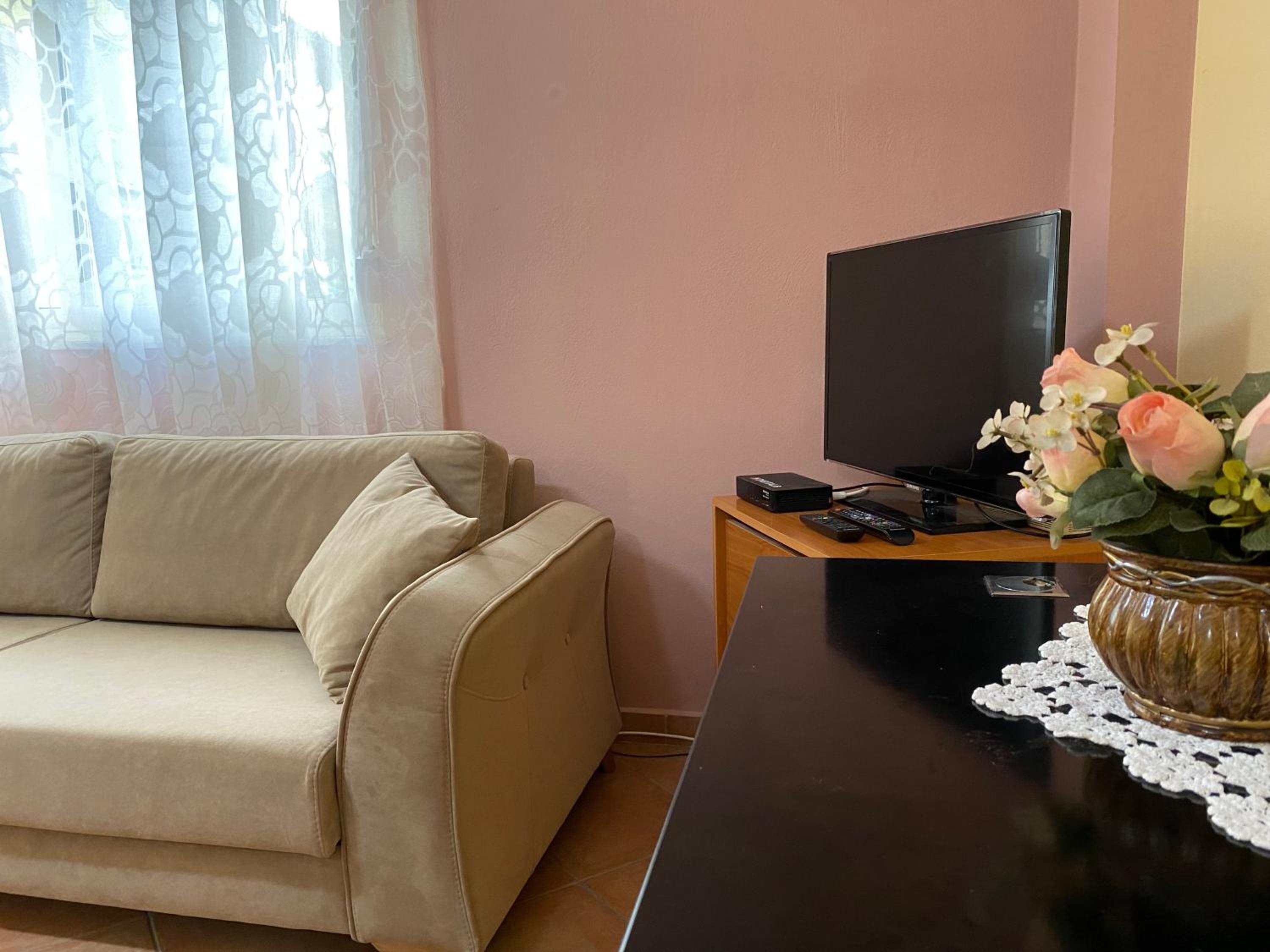 Comfy One-bedroom Flat in Golem, 1BR, 2 Sofas