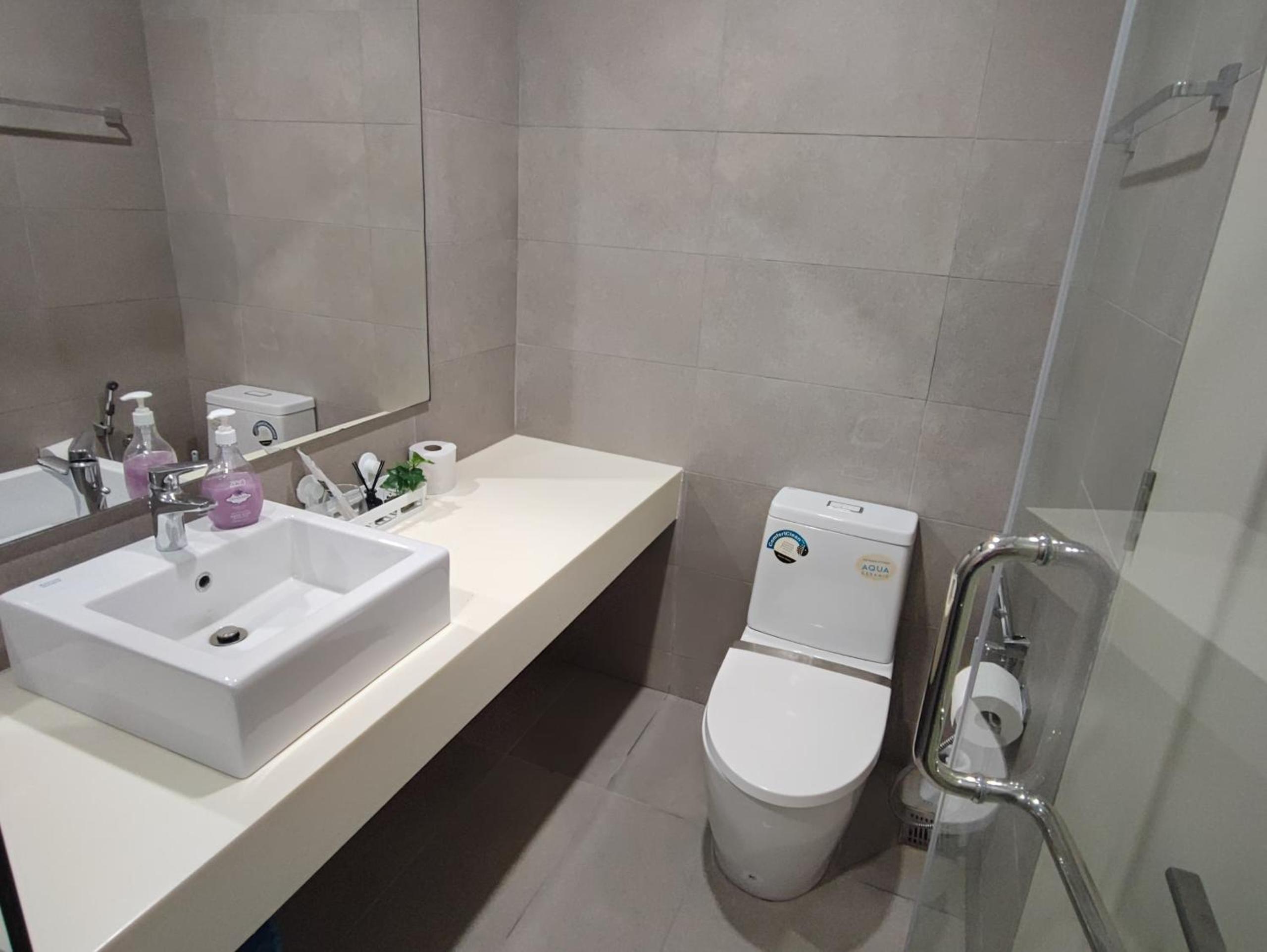 Near Mid valley old Klang Rd Kuala Lumpur 12pax