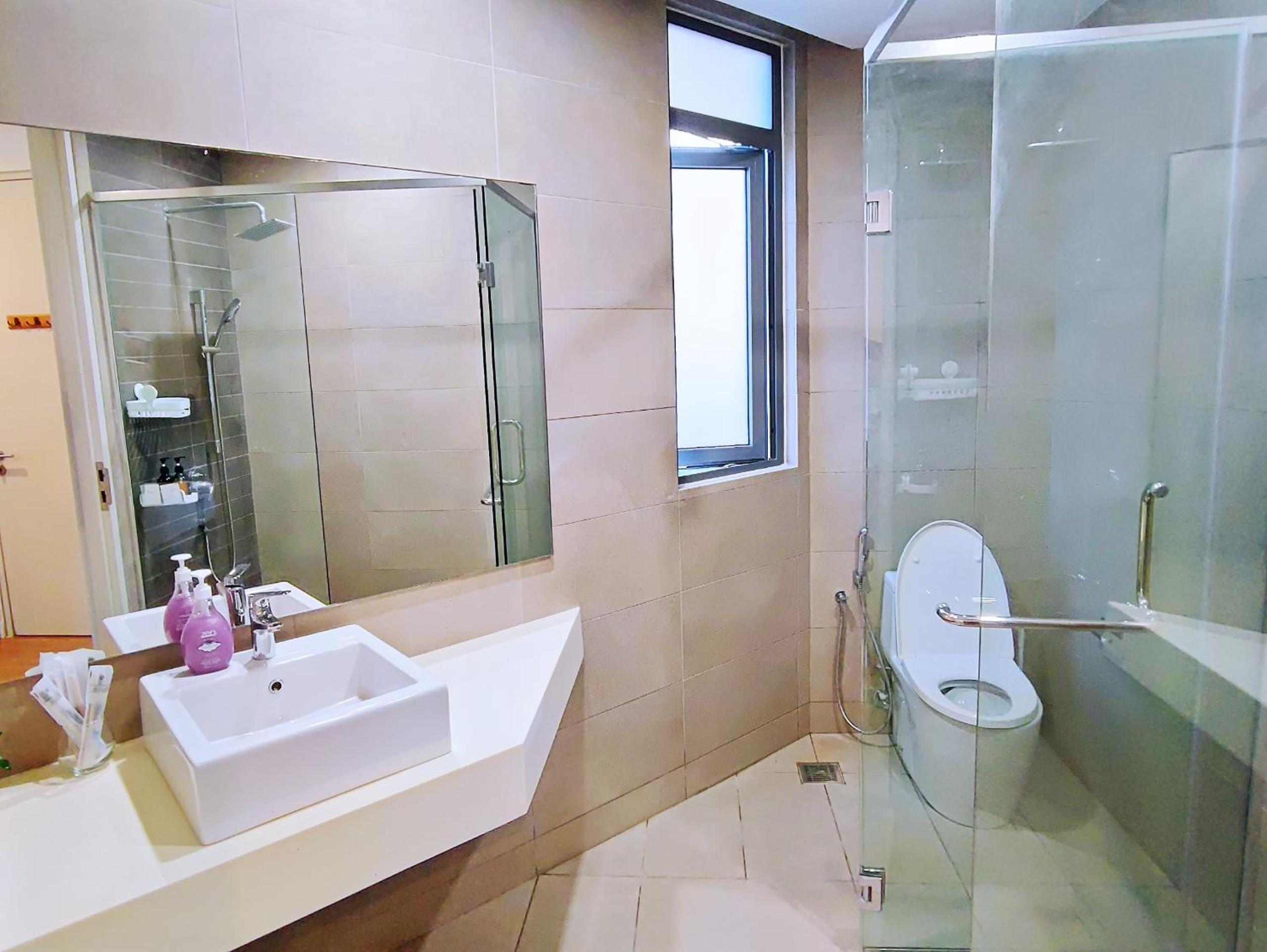 Near Mid valley old Klang Rd Kuala Lumpur 12pax