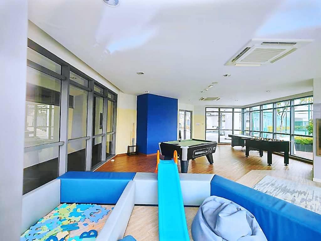 Near Mid valley old Klang Rd Kuala Lumpur 12pax