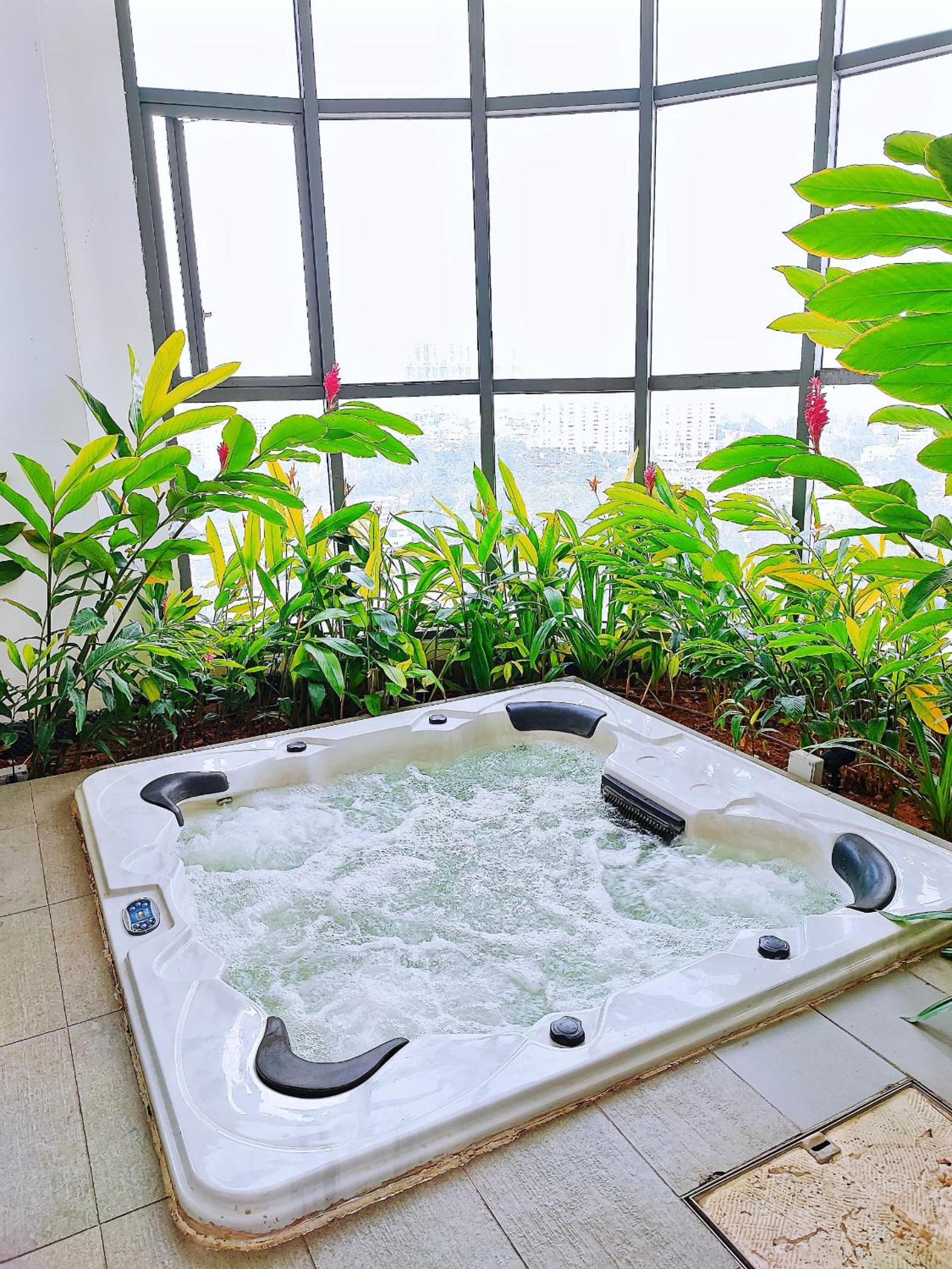 Near Mid valley old Klang Rd Kuala Lumpur 12pax
