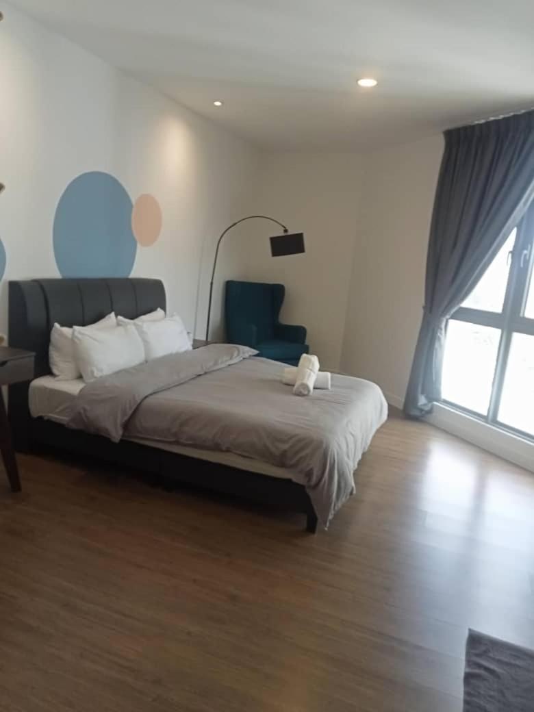 Near Mid valley old Klang Rd Kuala Lumpur 12pax