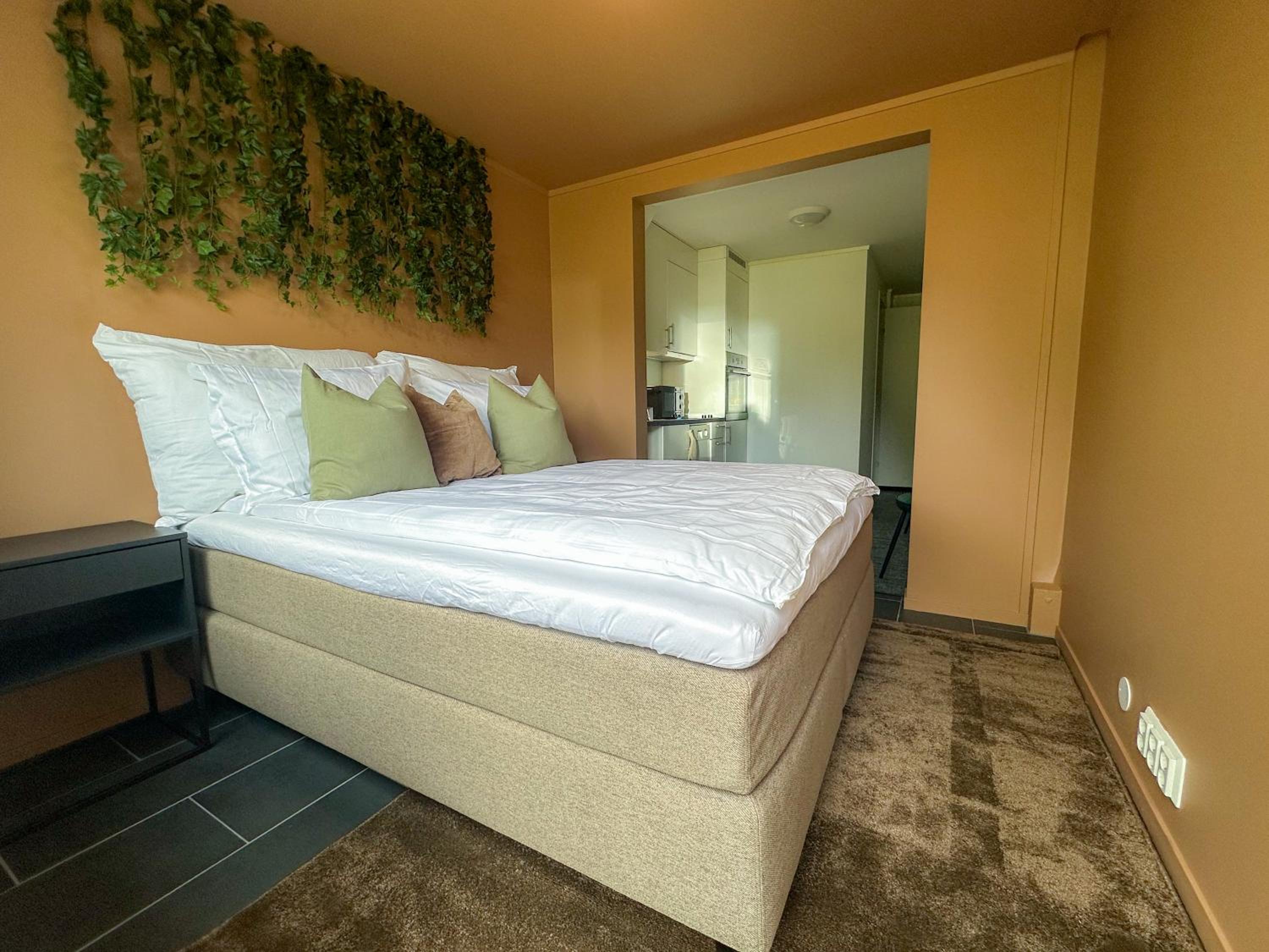 PERFECT for Couples - FREE Parking & Near attractions view 2