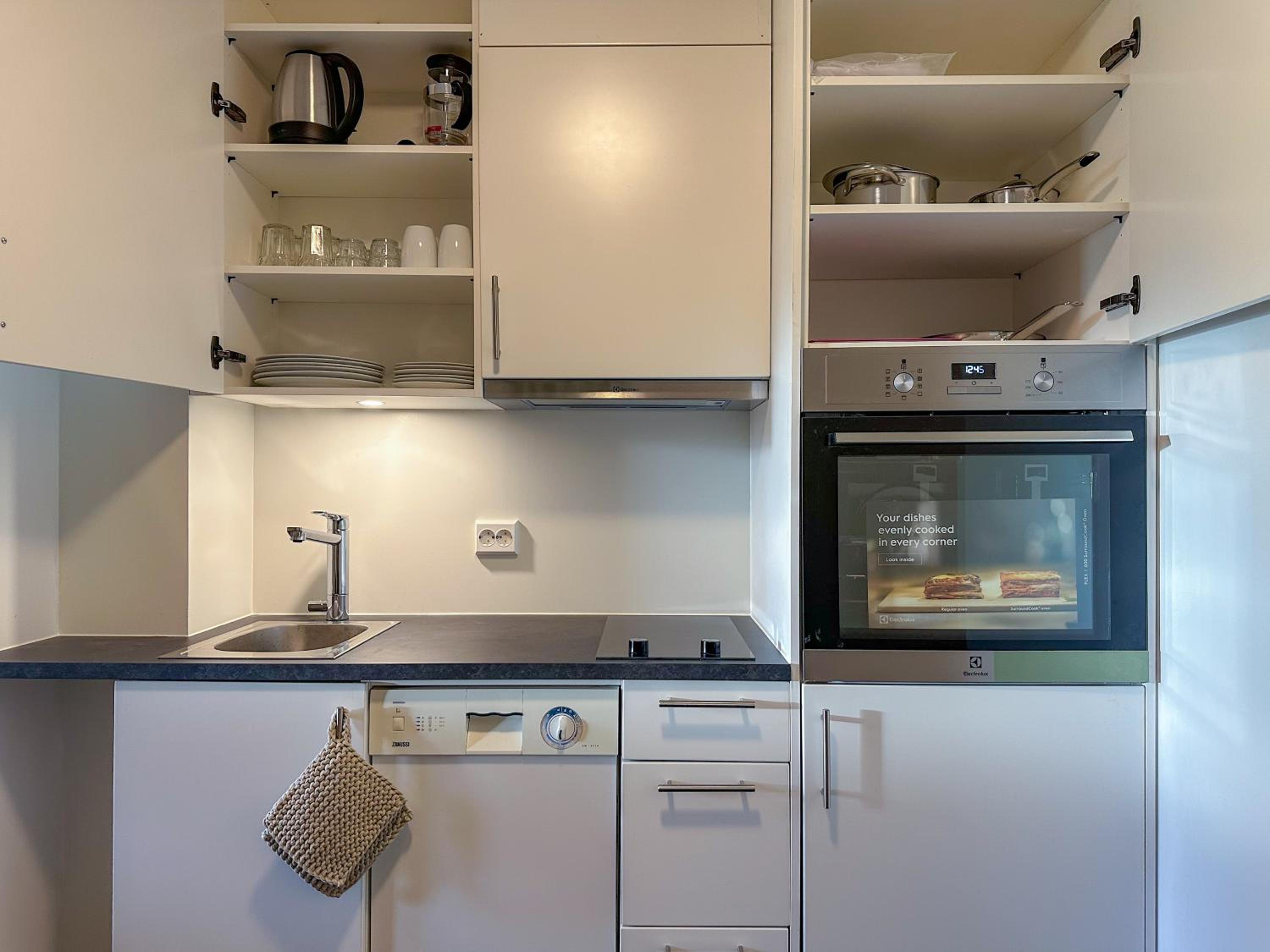 PERFECT for Couples - FREE Parking & Near attractions view 3