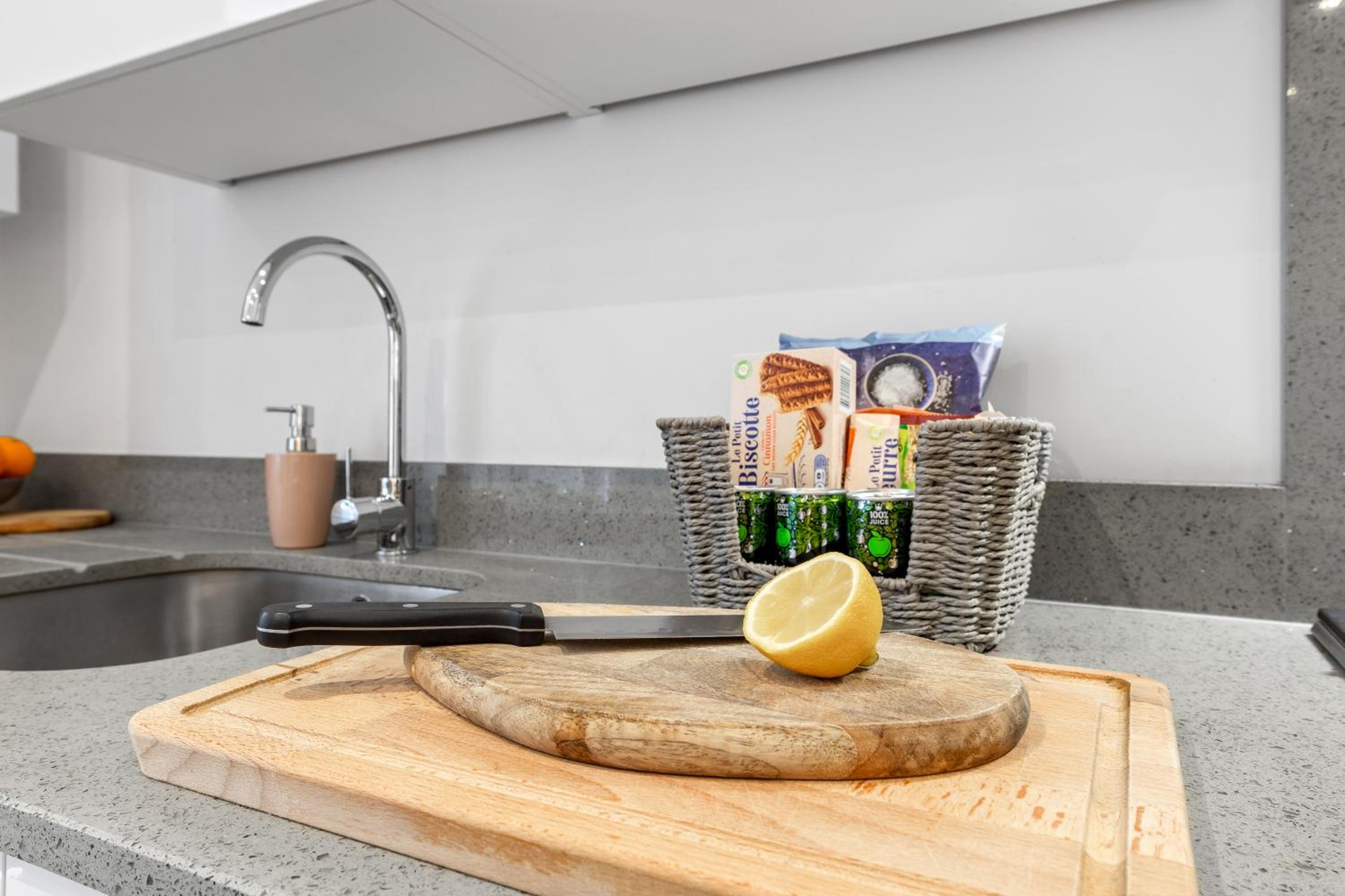 Modern Basement Apartment Stoke Newington London, close to transport