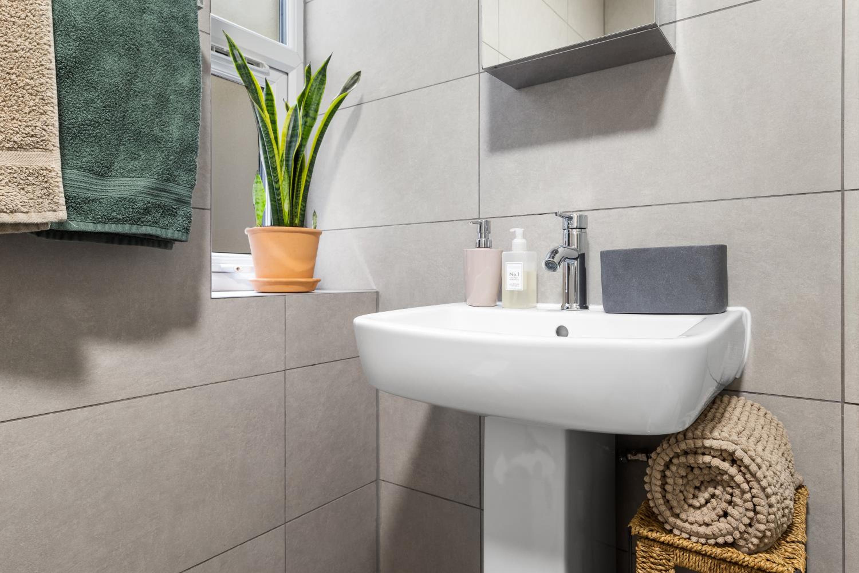 Modern Basement Apartment Stoke Newington London, close to transport