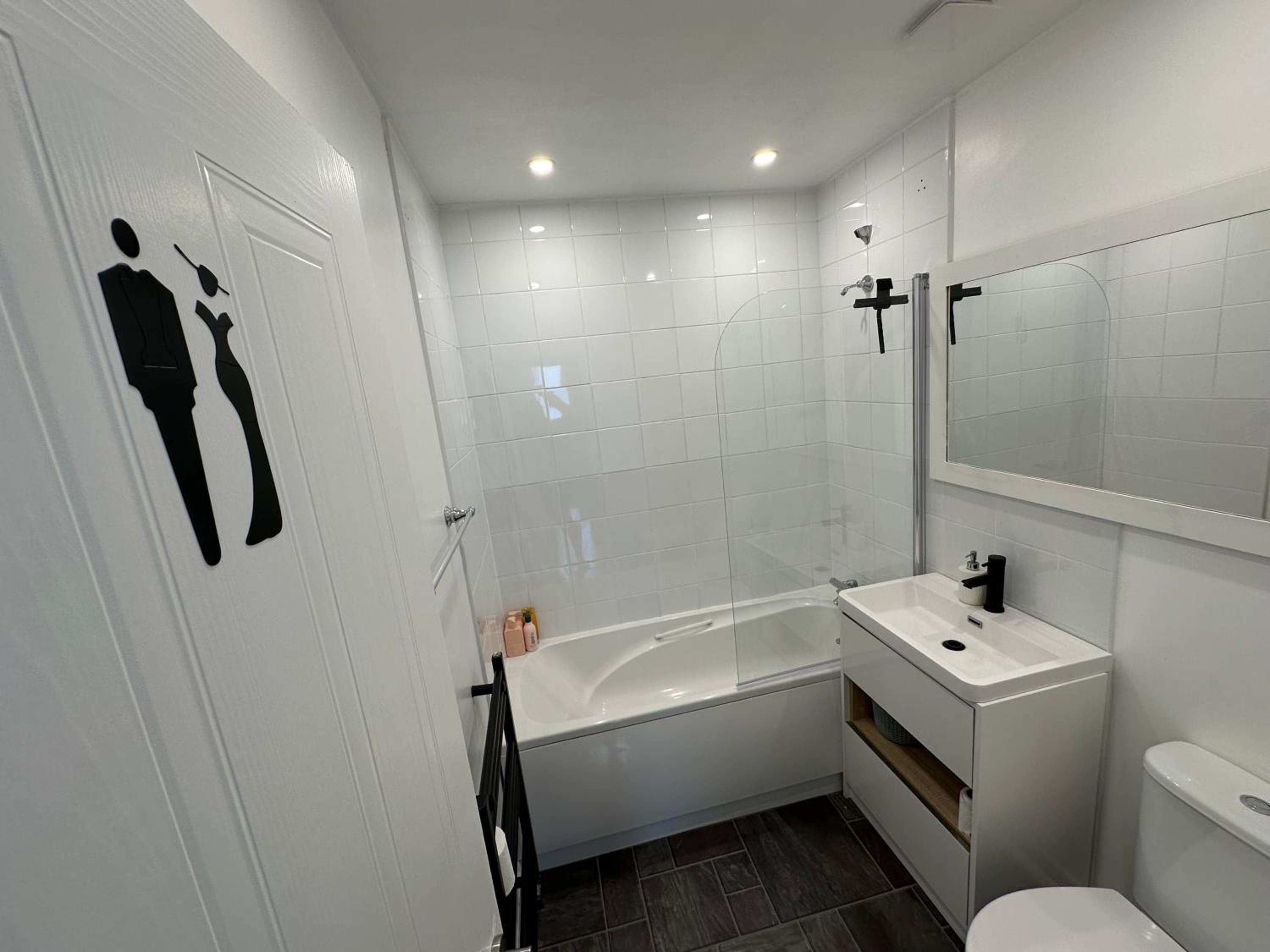Comfortable room ,complimentary kitchen,5 min to the beach and O2 academy