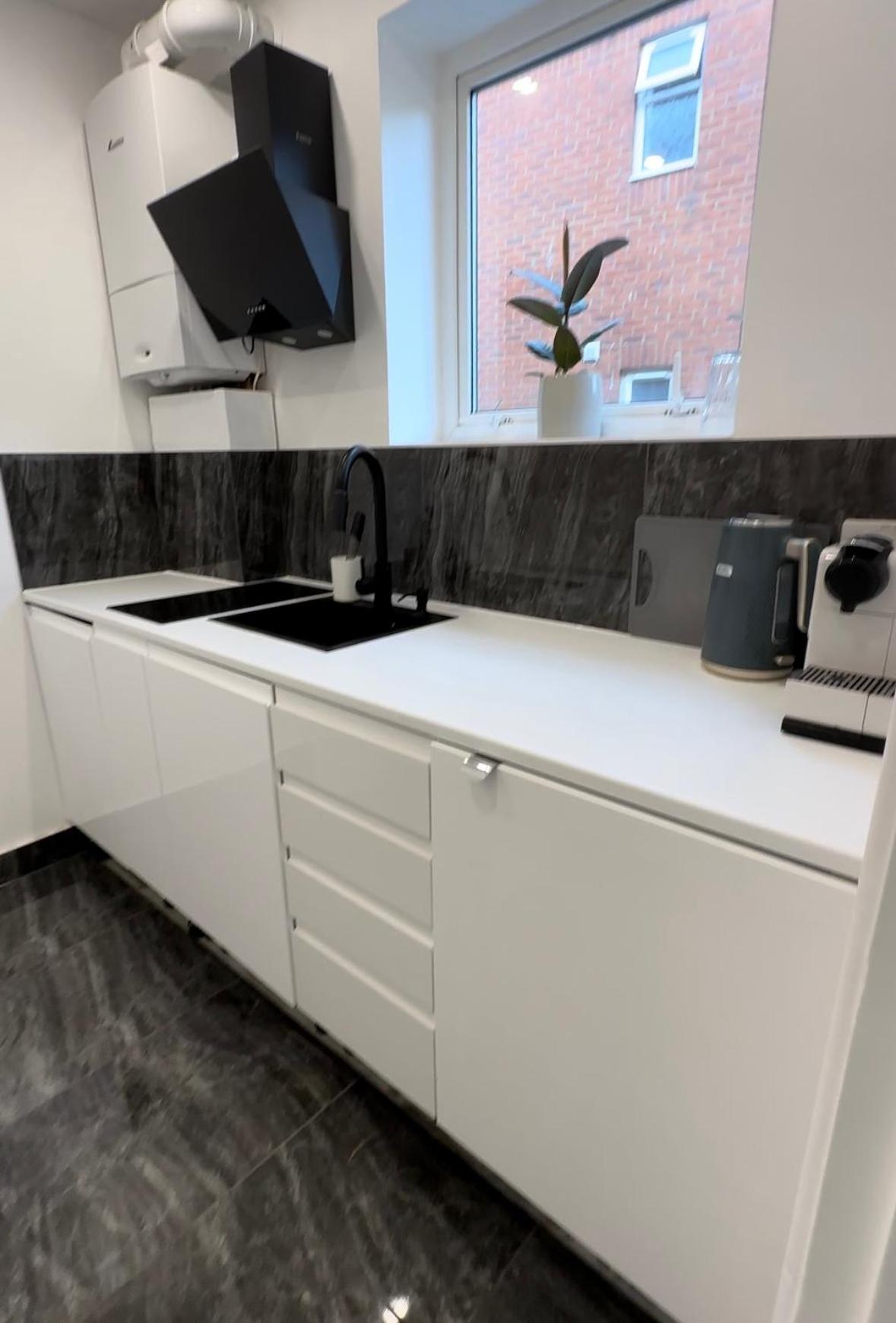 Comfortable room ,shared kitchen,5 min to the beach and O2 academy
