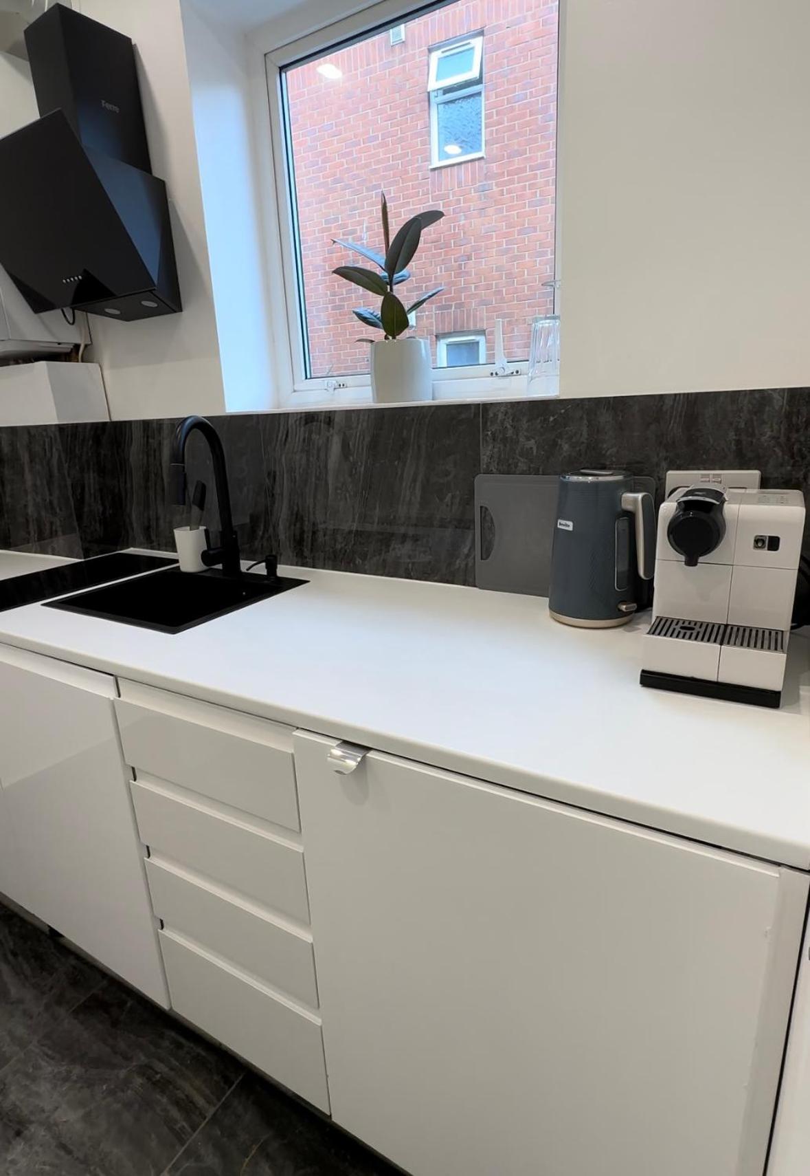Comfortable room ,shared kitchen,5 min to the beach and O2 academy