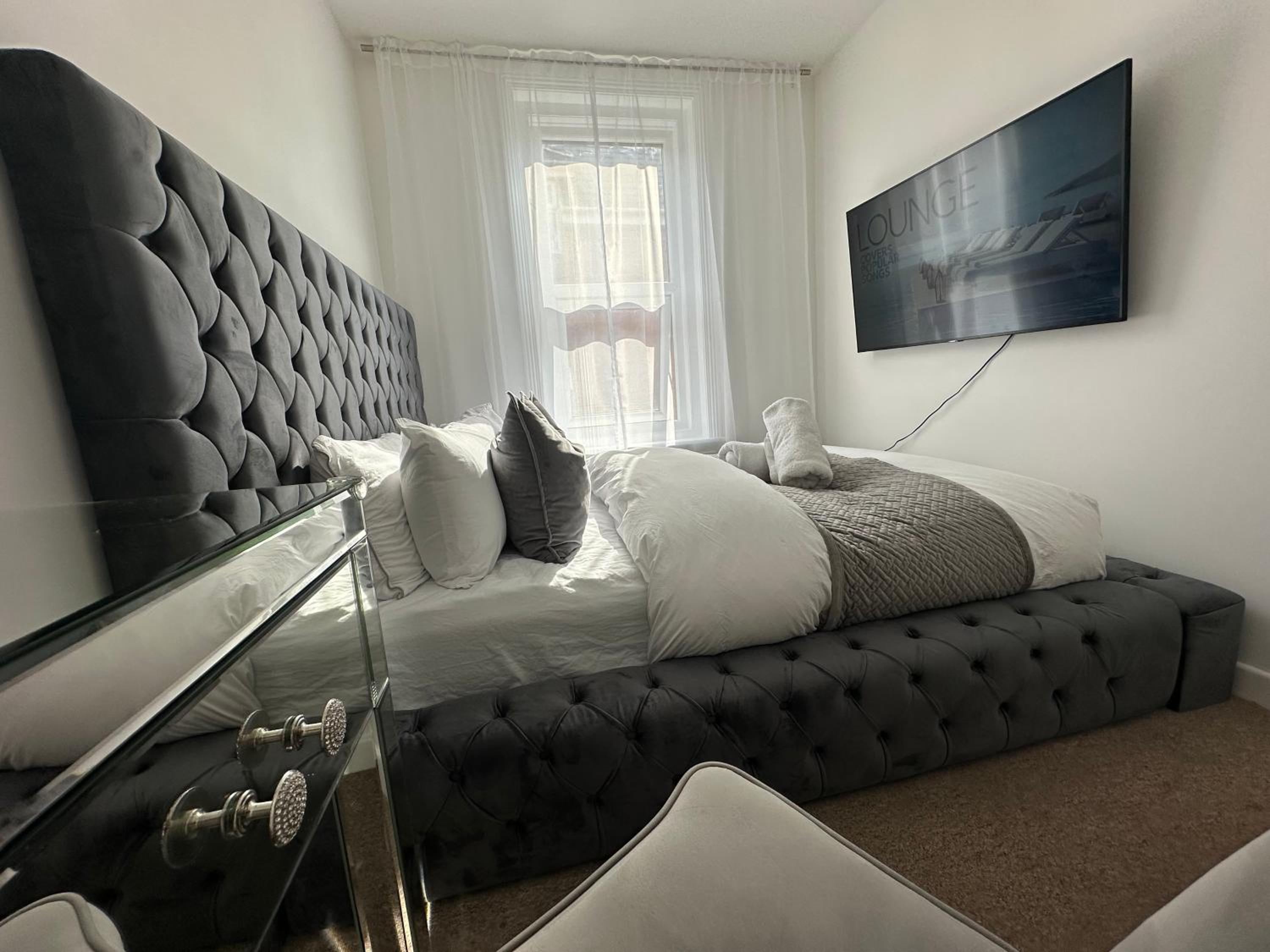 Comfortable room ,complimentary kitchen,5 min to the beach and O2 academy