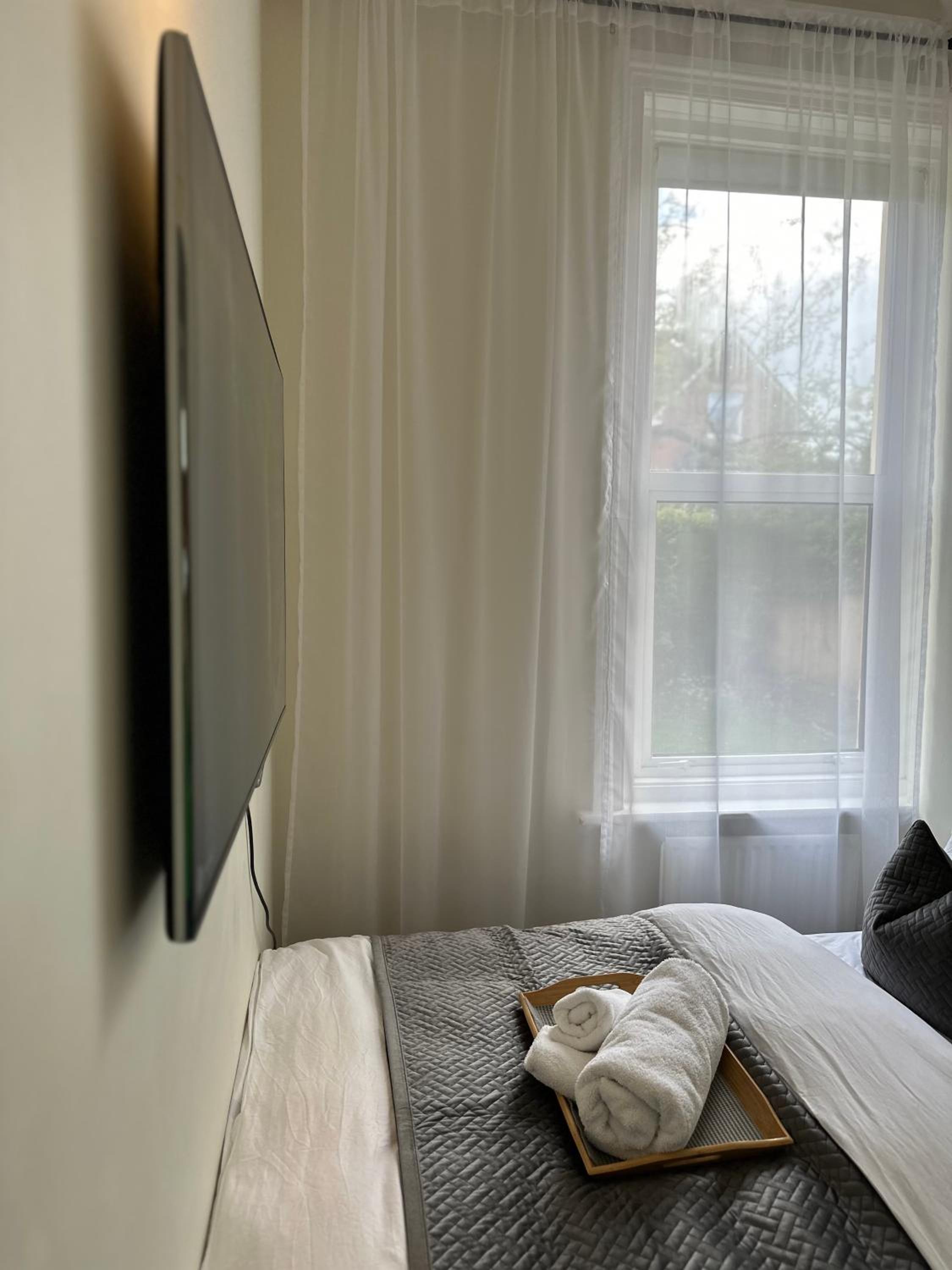 Comfortable room ,shared kitchen,5 min to the beach and O2 academy