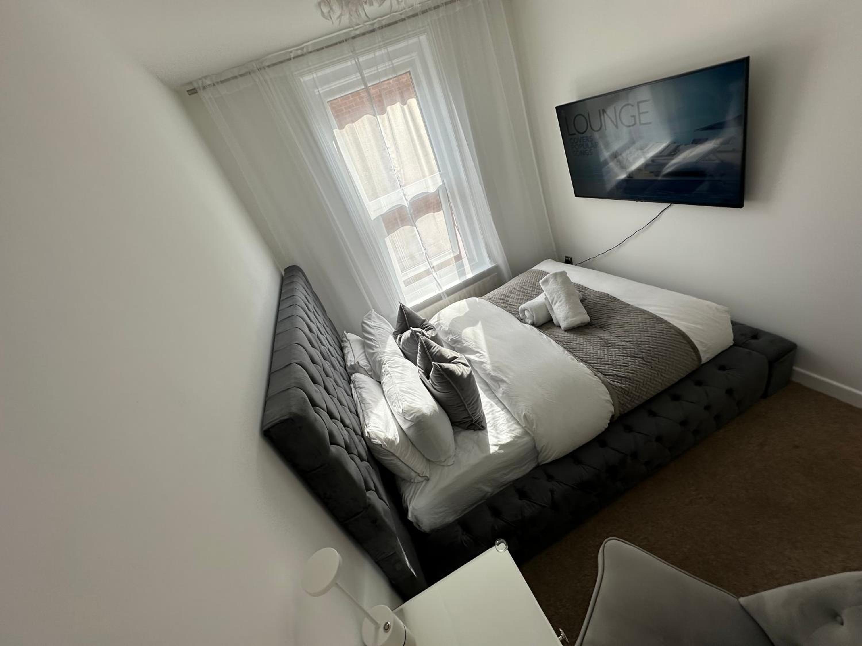 Comfortable room ,shared kitchen,5 min to the beach and O2 academy