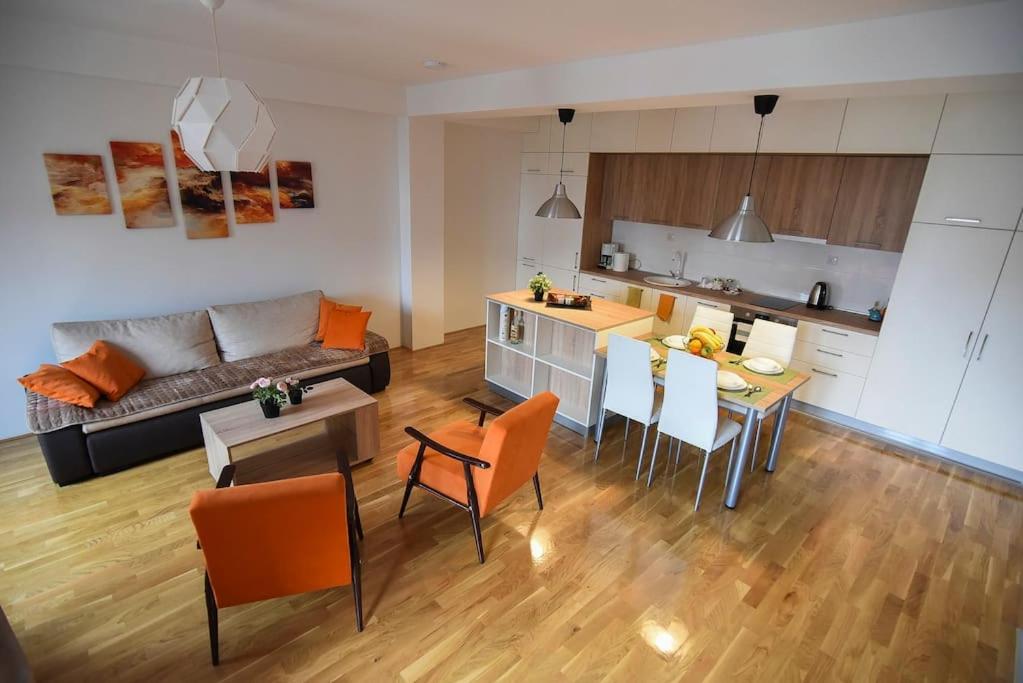 WHITE STONE DOWNTOWN APARTMENt
