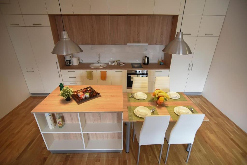 WHITE STONE DOWNTOWN APARTMENt