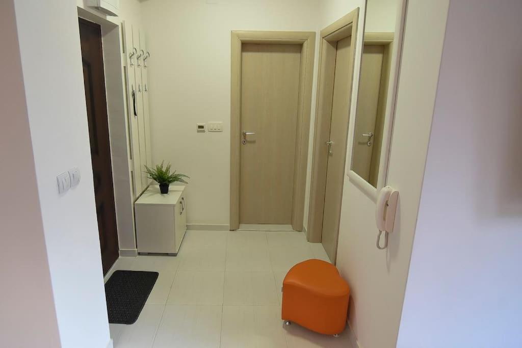 WHITE STONE DOWNTOWN APARTMENt