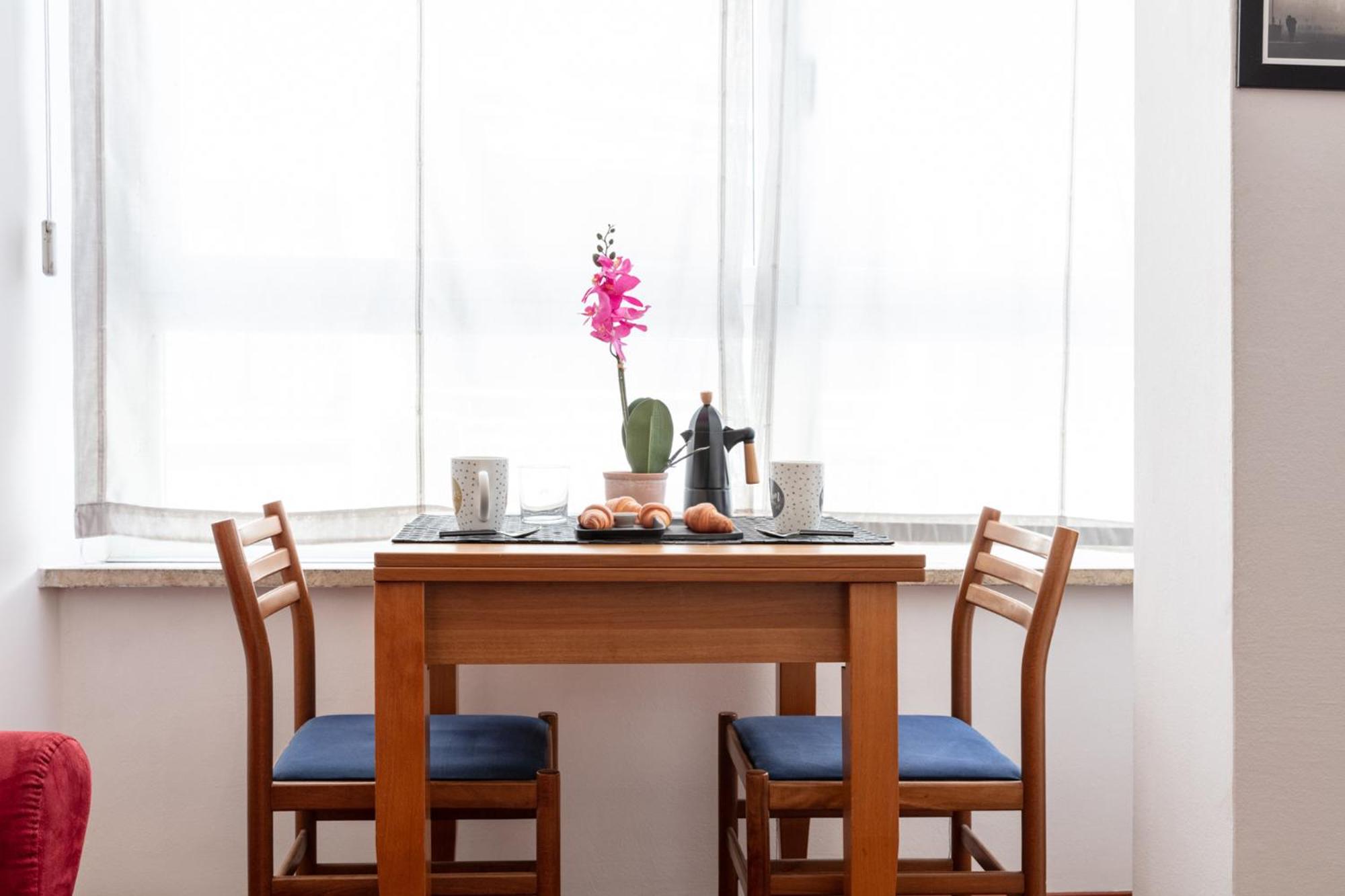 DeHomes - Business Suites, Milan Centre, Wi-Fi & Netflix, 10 minutes Duomo & more