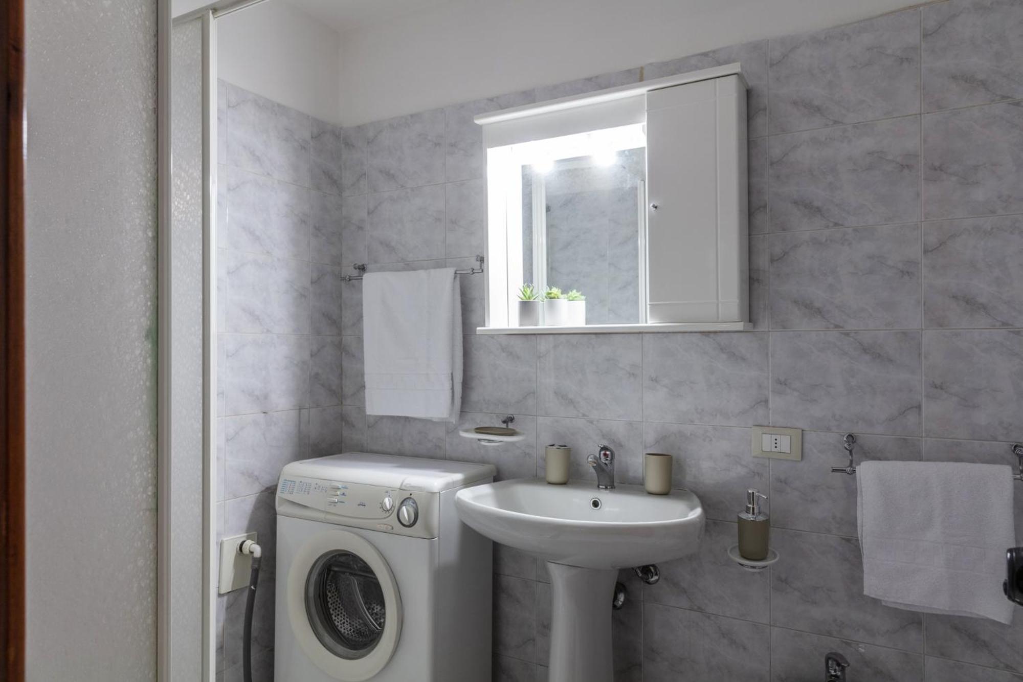 DeHomes - Business Suites, Milan Centre, Wi-Fi & Netflix, 10 minutes Duomo & more