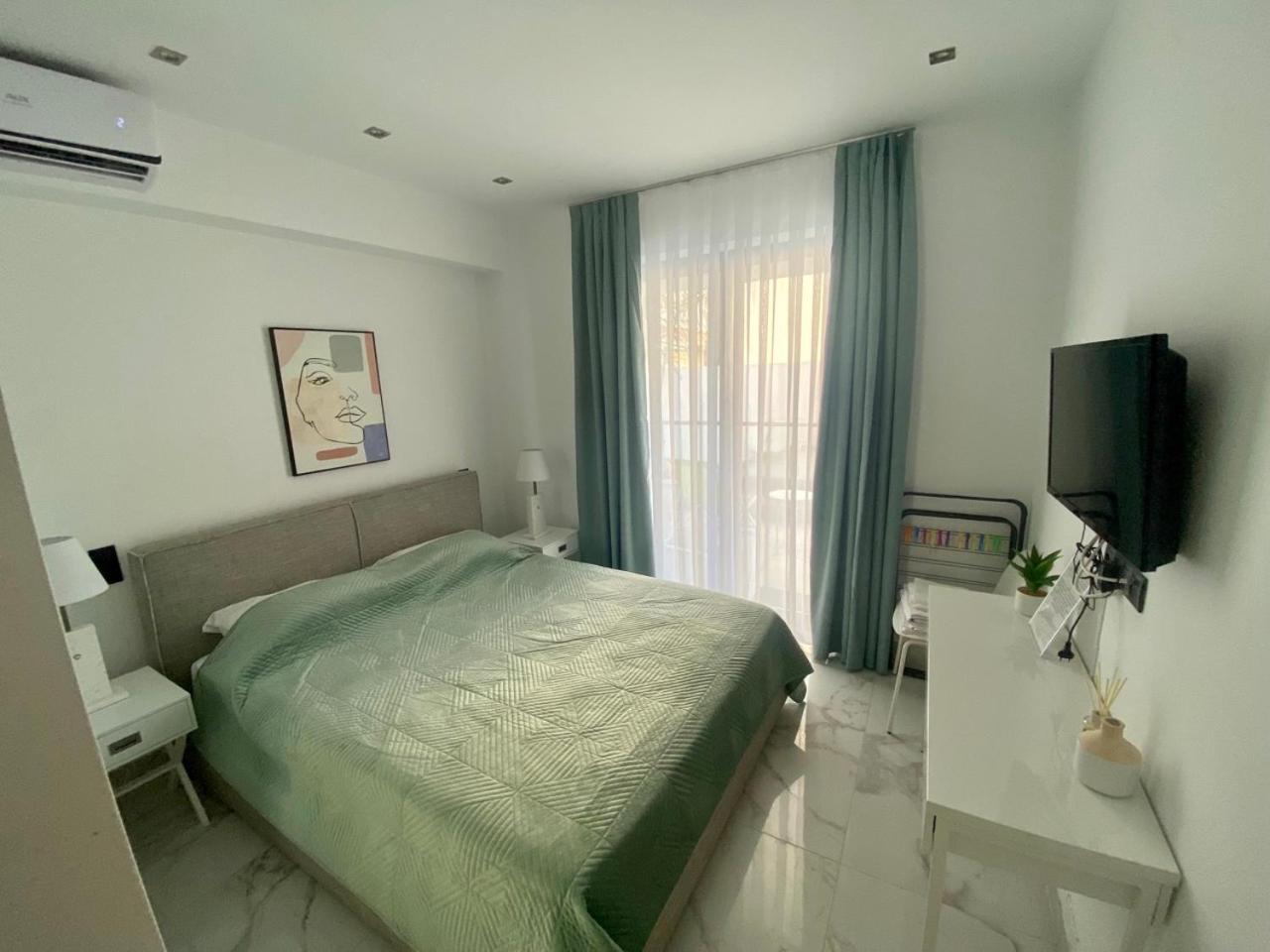 AquaLux Apartment