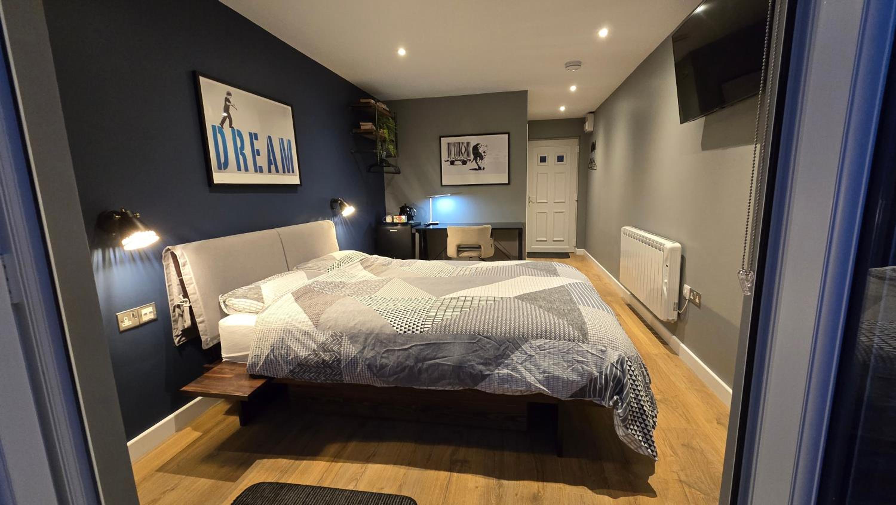 Self-contained and Peaceful en-suite with garden view 4