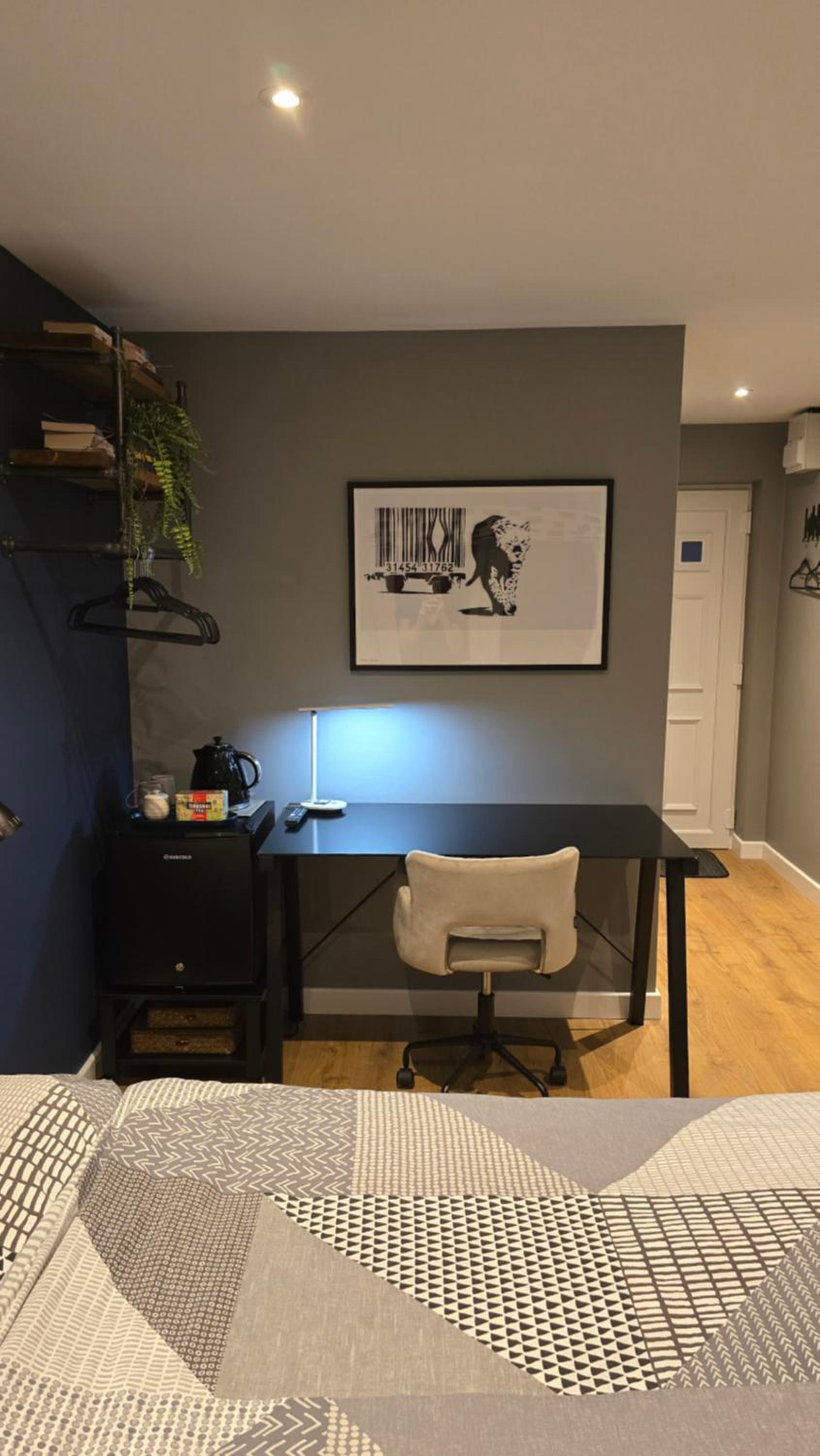 Self-contained and Peaceful en-suite with garden view 5