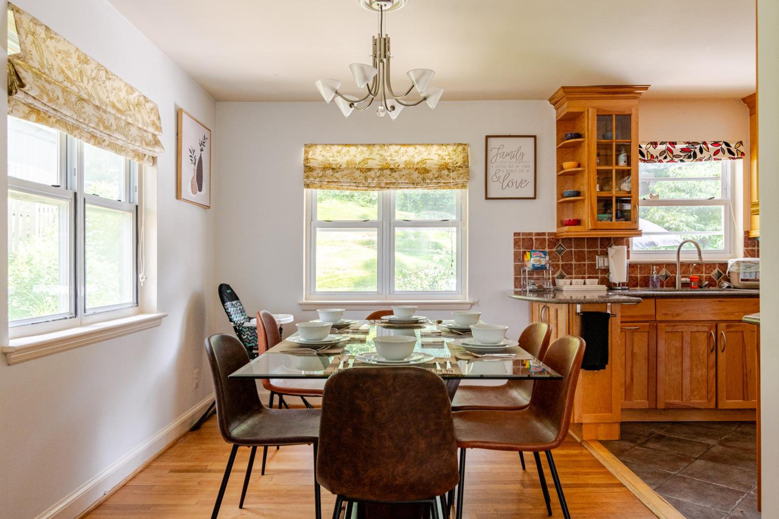 Charming & Elegant 4 Bedroom House at the Heart of Arlington! view 3