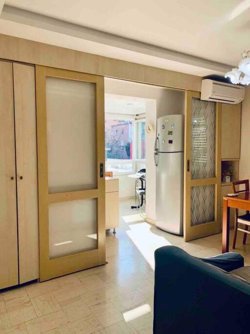 Chic City Retreat - Stylish Apartment in Bllok, Tirana