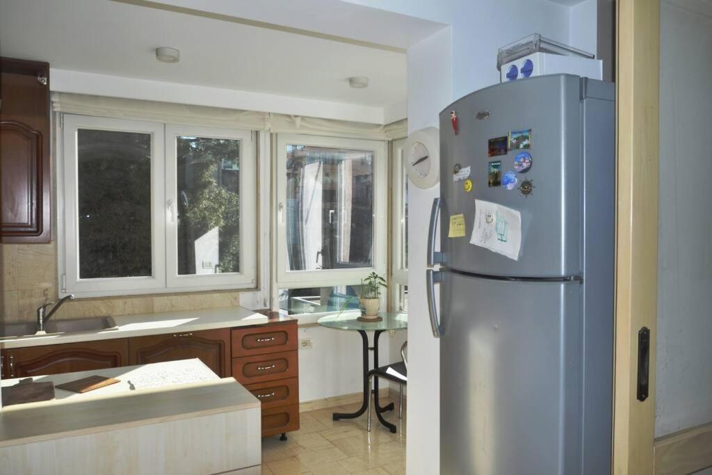 Chic City Retreat - Stylish Apartment in Bllok, Tirana
