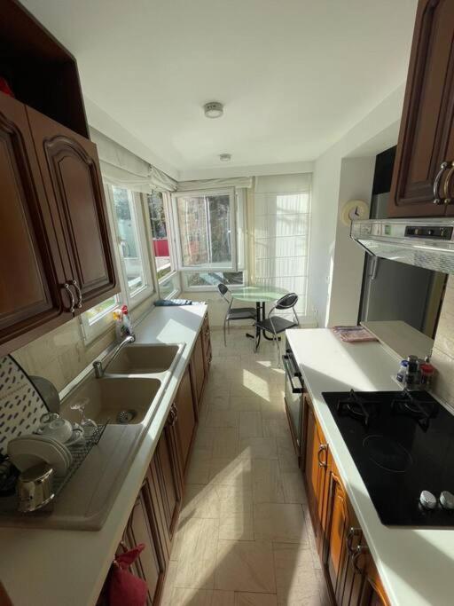 Chic City Retreat - Stylish Apartment in Bllok, Tirana