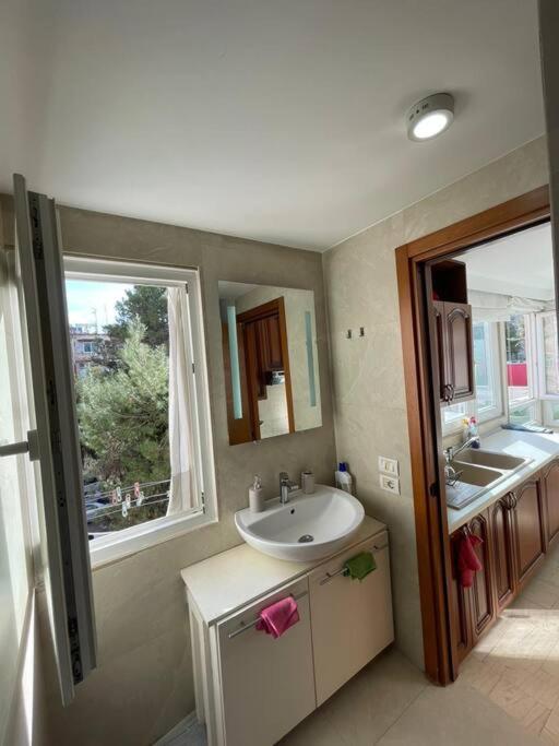 Chic City Retreat - Stylish Apartment in Bllok, Tirana