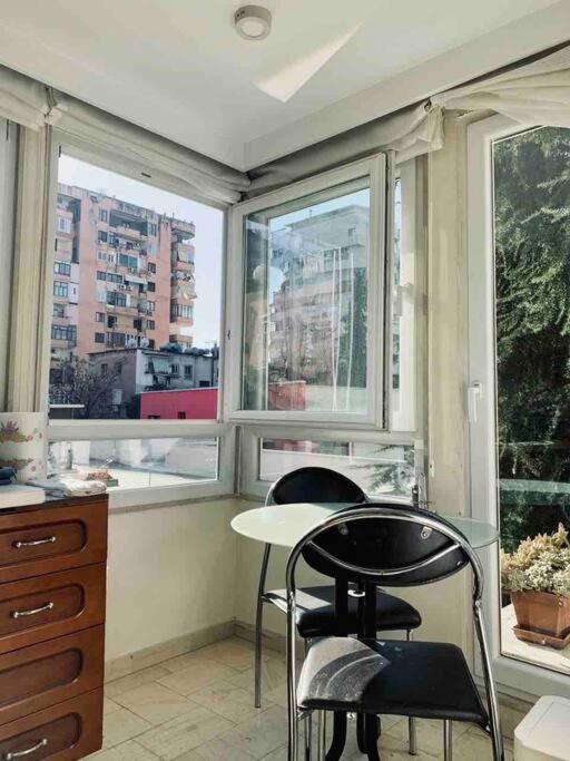 Chic City Retreat - Stylish Apartment in Bllok, Tirana