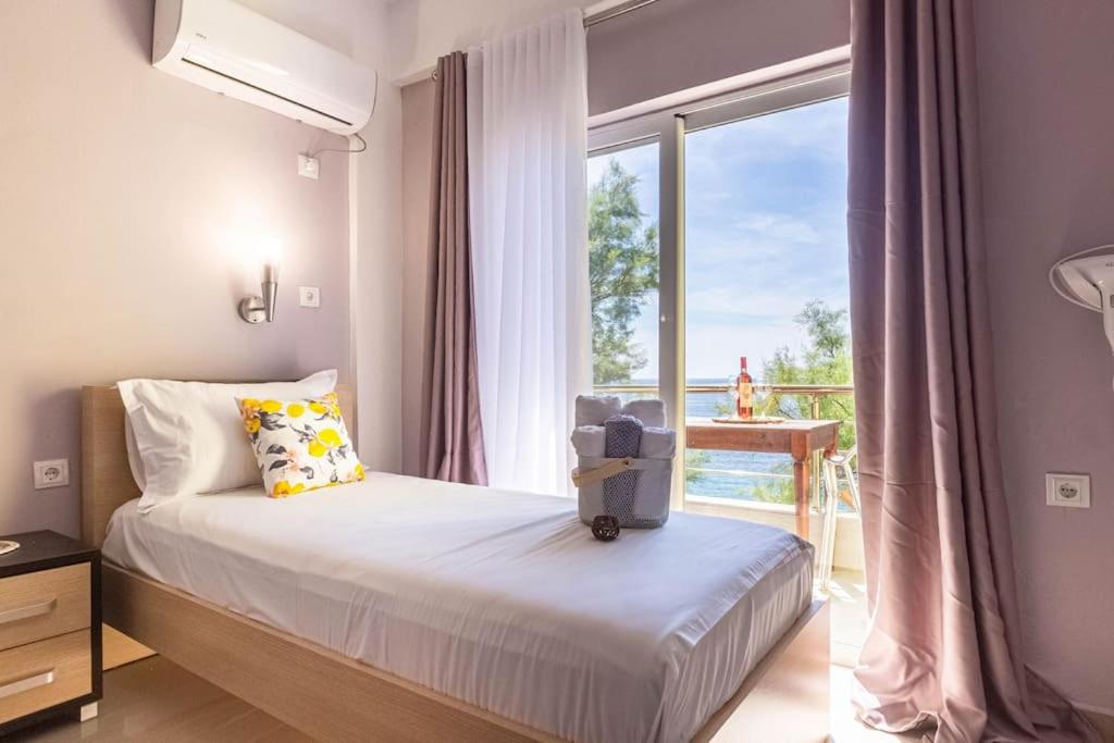 Potam'Sea Bliss 4 - Beach Front, Sun Beds & Parking