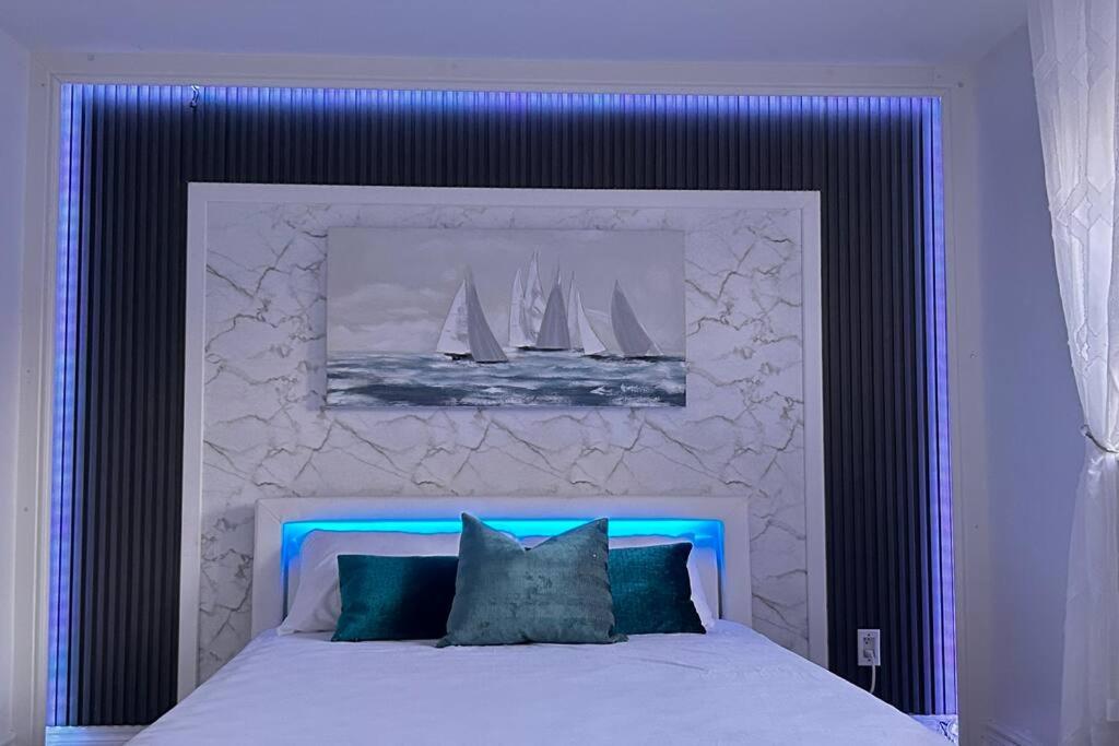 Super Luxury Family Home - 3 Bedrooms, 1 Full Bathroom and 1 Half Washroom with Free Parking, Wifi, Netflix