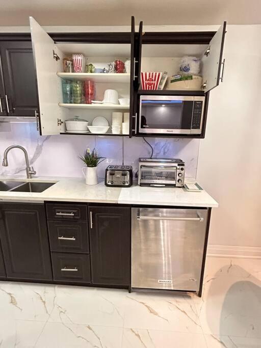 Super Luxury Family Home - 3 Bedrooms, 1 Full Bathroom and 1 Half Washroom with Free Parking, Wifi, Netflix