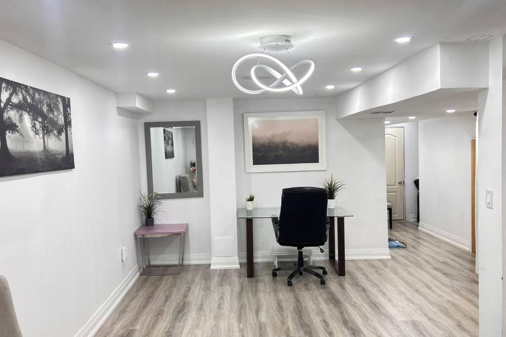 Super Luxury Family Home - 3 Bedrooms, 1 Full Bathroom and 1 Half Washroom with Free Parking, Wifi, Netflix