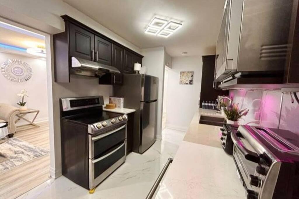 Super Luxury Family Home - 3 Bedrooms, 1 Full Bathroom and 1 Half Washroom with Free Parking, Wifi, Netflix